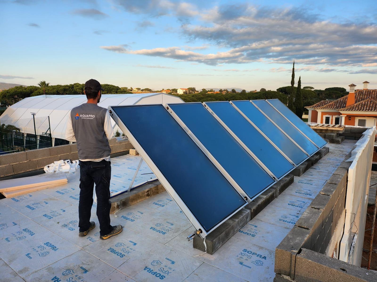 Sistema solar térmico instalado numa cobertura