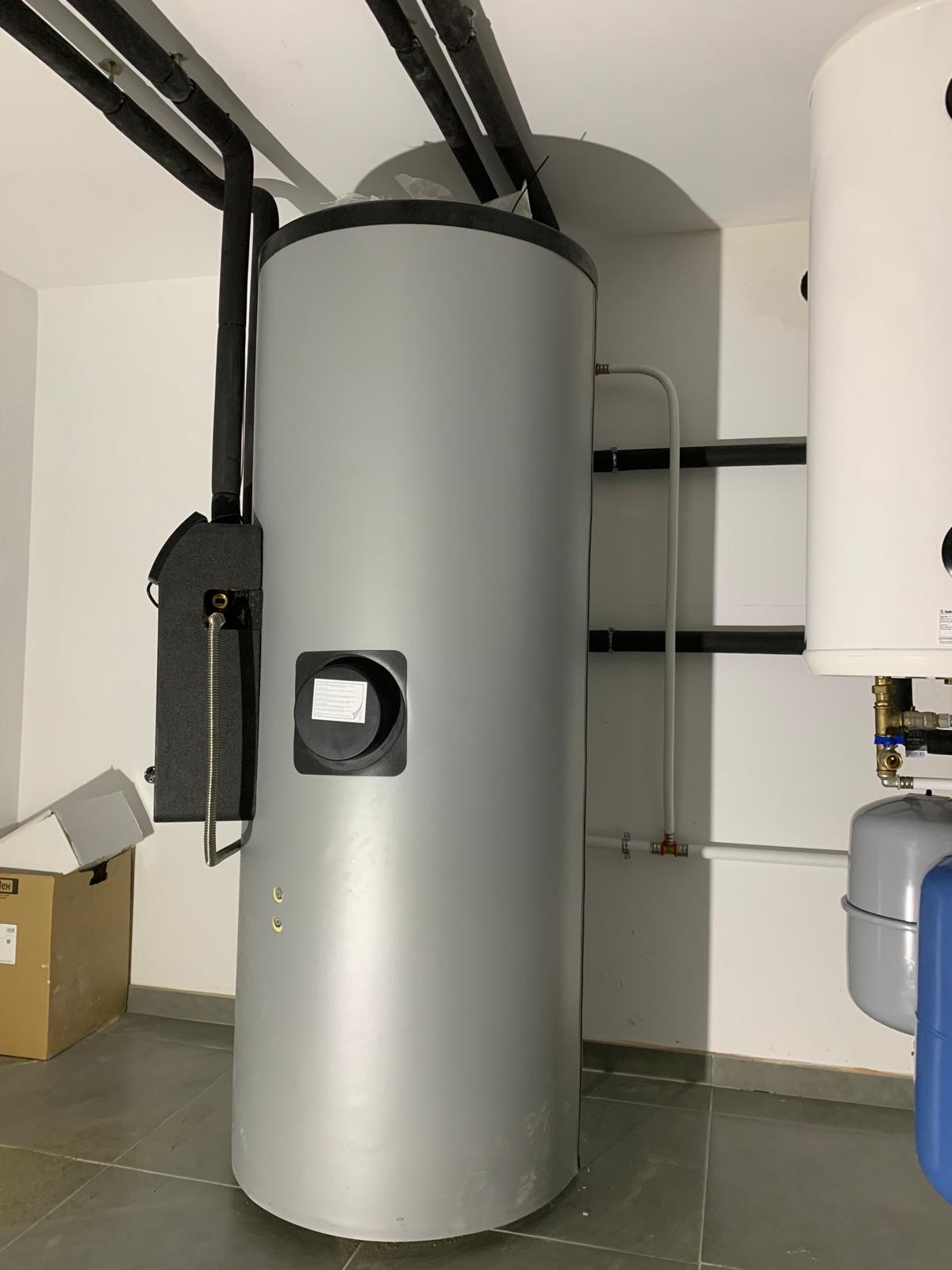 Depósito de água quente instalado