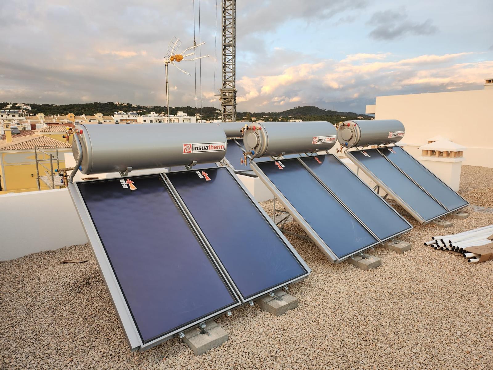 Painéis solares térmicos numa cobertura